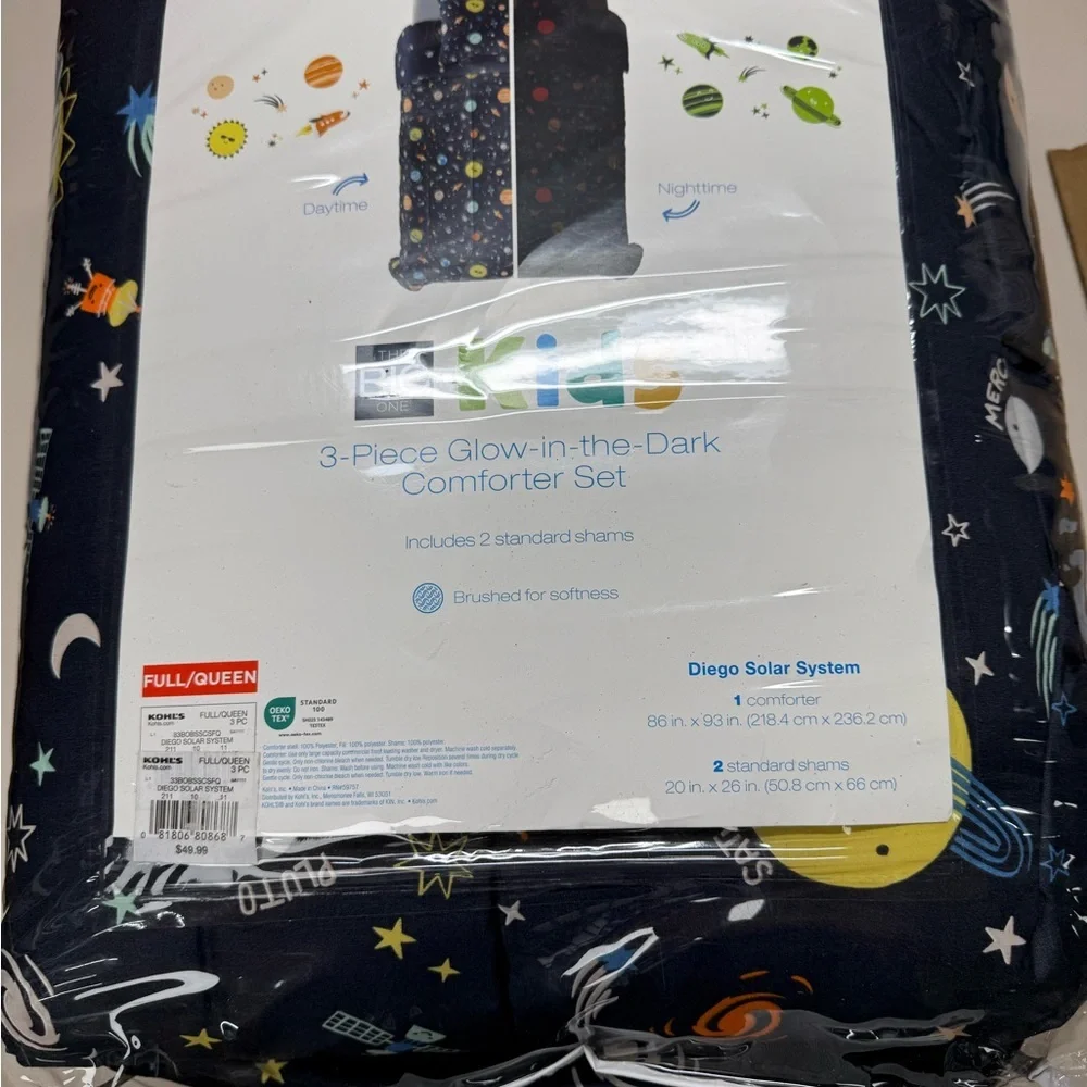 THE BIG KIDS SPACE-THEMED 3 PIECE GLOW - THE -DARK COMFORTER SET.